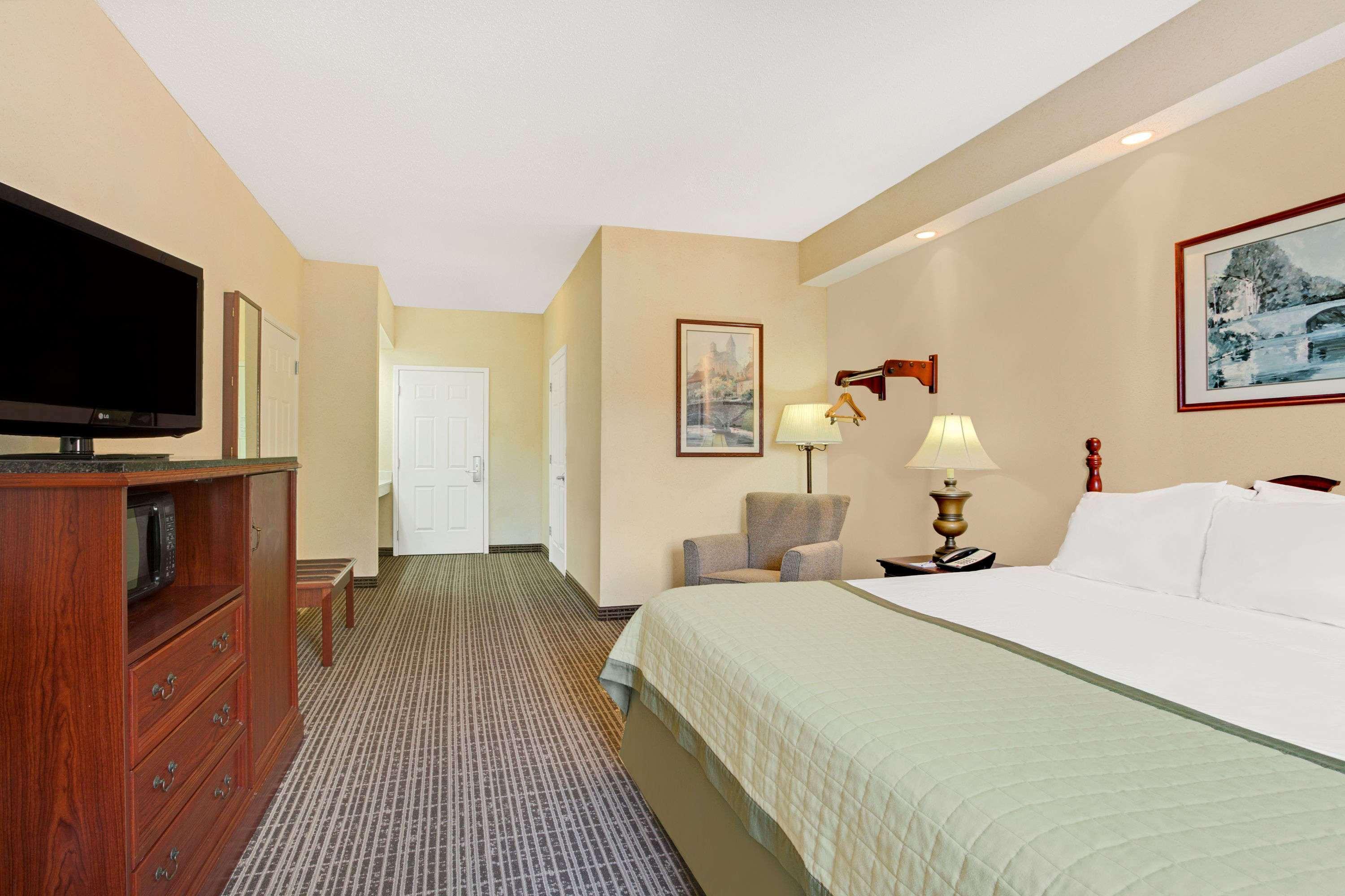 Baymont By Wyndham Pearl Hotel Exterior foto